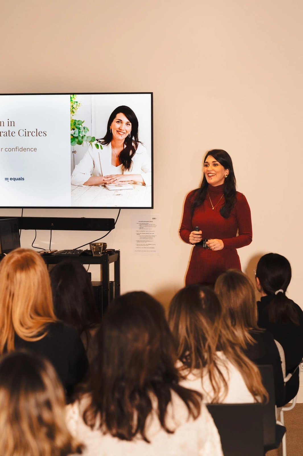 Isabel Fonseca presenting at a Women in Corporate Circles session